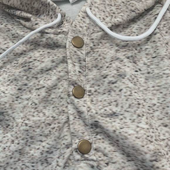 CUTE TOP WITH HOOD. (NEW) - Picture 4 of 9